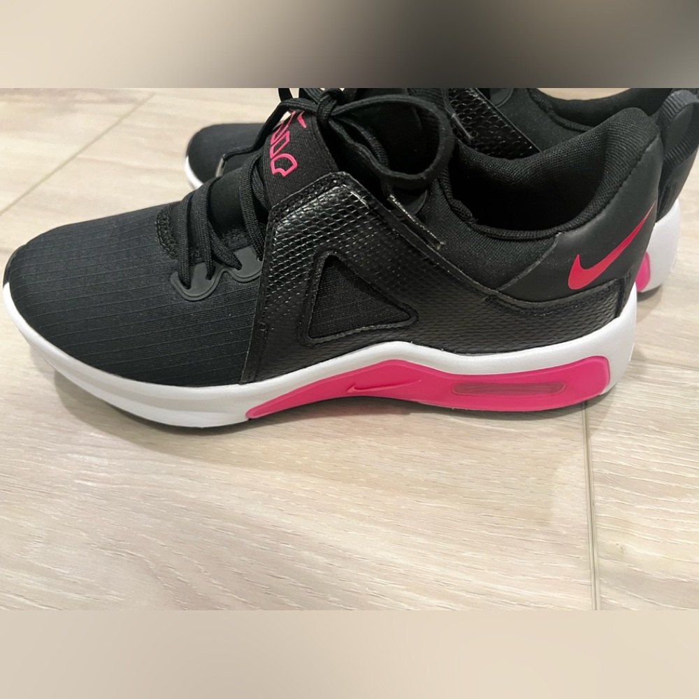 NWT Women's Air Max Bella 5 Training Shoe sz 8